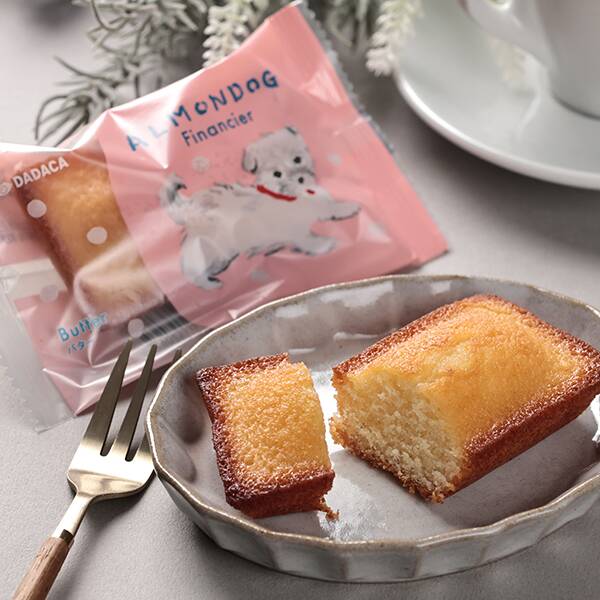 <b>オンラインストア限定『ALONDOG』</b><br>犬好きさんにはたまらない、かわいいパッケージのお菓子が新登場。バターをたっぷりのフィナンシェなどをお届けします。