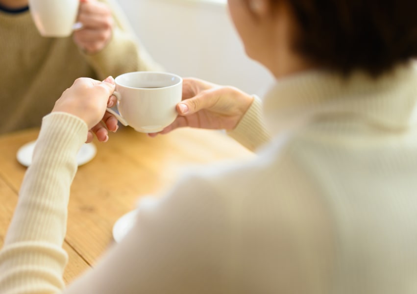 コーヒーを飲みながら会話を楽しむ様子のイメージ画像